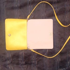 H&M Purse/Small handbag gold links and beautiful yellow/gold color. New!